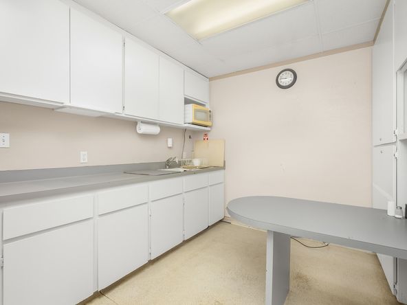 Professional Office Space Located Off Shaw Ave: 1241 E Shaw Ave, Fresno, CA 93710